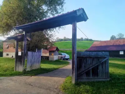 Obiteljska farma sa kompletnom infrastrukturom - slika 2